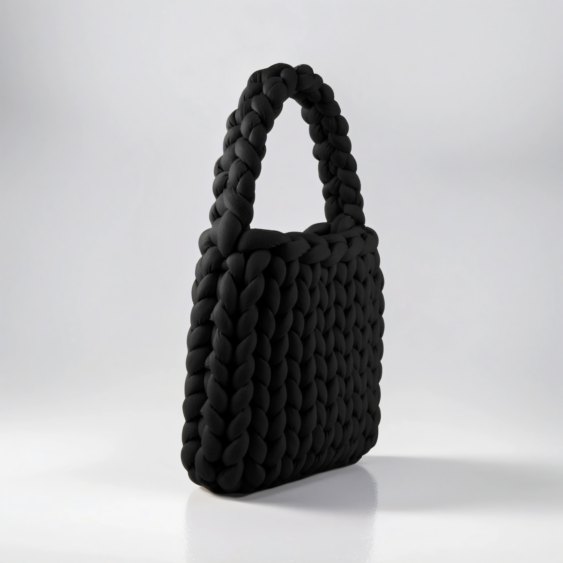 Black color Chunky tote bag diagonal 